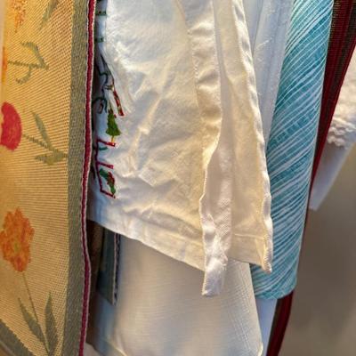 Tablecloths & runner
