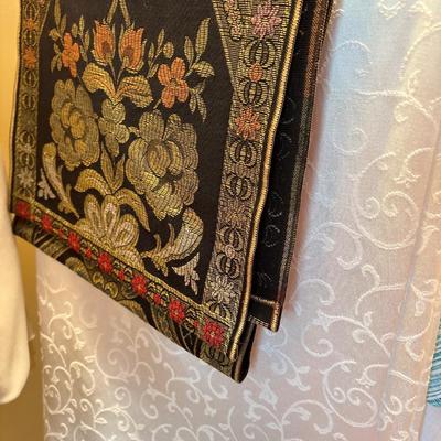 Tablecloths & runner