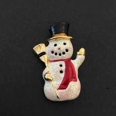 Super cute Christmas holiday snowman, gold tone brooch very nice