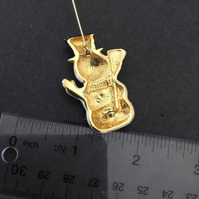 Super cute Christmas holiday snowman, gold tone brooch very nice