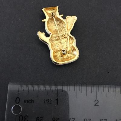 Super cute Christmas holiday snowman, gold tone brooch very nice