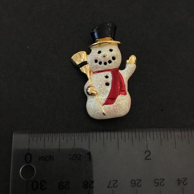 Super cute Christmas holiday snowman, gold tone brooch very nice