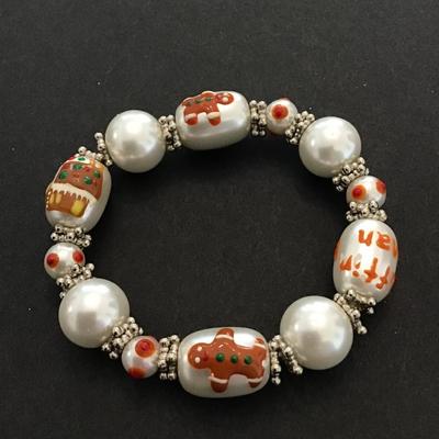 Muffin Man art glass bracelet