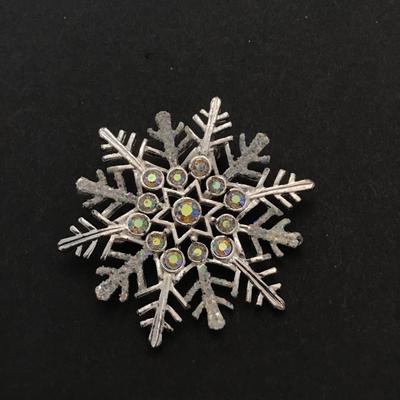 Pretty Avon snowflake brooch pin