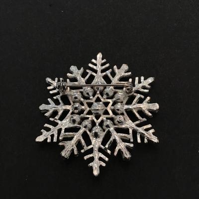 Pretty Avon snowflake brooch pin