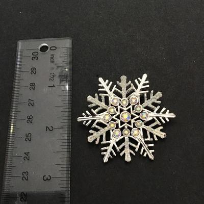 Pretty Avon snowflake brooch pin