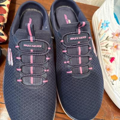 Ladies shoes (7.5), men’s shoes (8.5)
