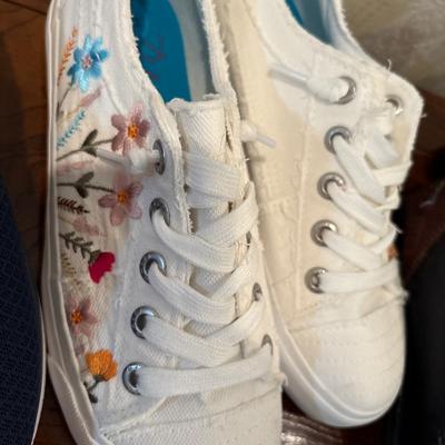 Ladies shoes (7.5), men’s shoes (8.5)