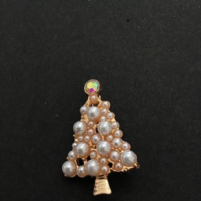 Faux Pearl Christmas tree brooch