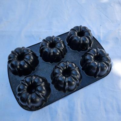 Lodge Cast Iron Cookware & More (G-JS)