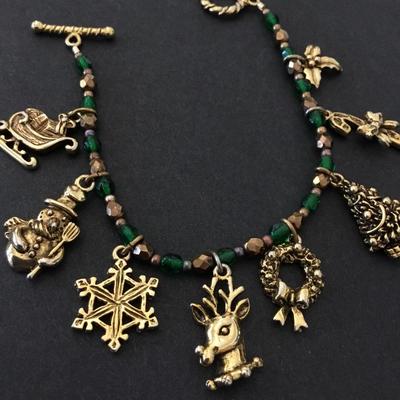Beautiful gold toned, crystal green rhinestone toggle charm bracelet very beautiful very nice