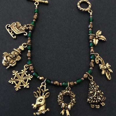 Beautiful gold toned, crystal green rhinestone toggle charm bracelet very beautiful very nice