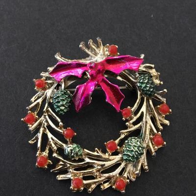 Vintage Gold tone, wreath brooch