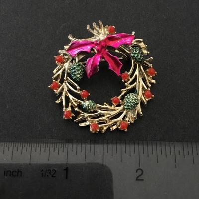 Vintage Gold tone, wreath brooch