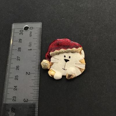 Cute cat Christmas brooch, Dancraft