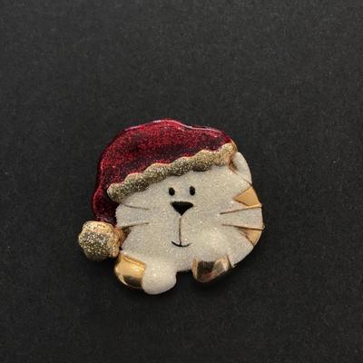 Cute cat Christmas brooch, Dancraft