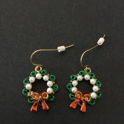 Cute Christmas wreath dangle earrings