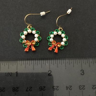 Cute Christmas wreath dangle earrings