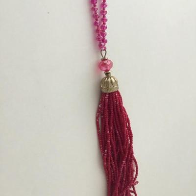 Unmarked pink beaded tassel fashion necklace