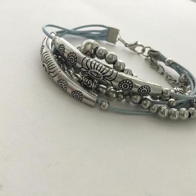 Beautiful silver tone unmarked fashion bracelet