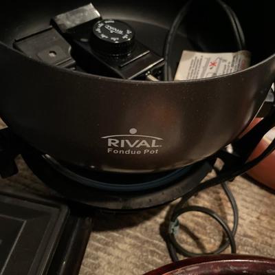 Fondue pot with pottery cookware