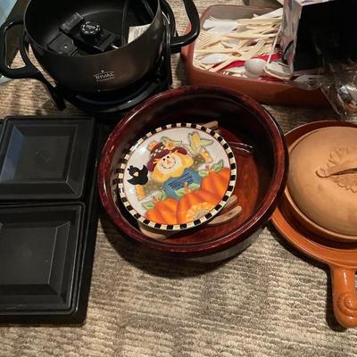 Fondue pot with pottery cookware