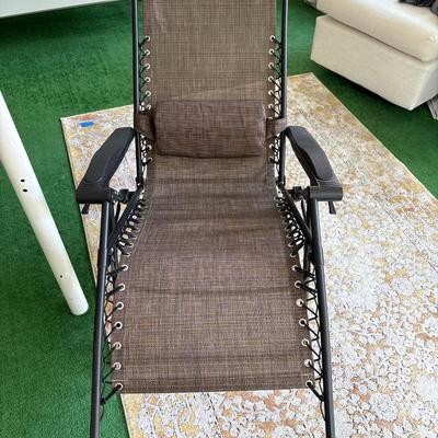 Zero gravity reclining lounger