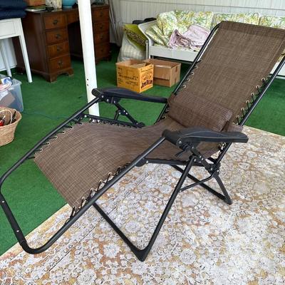 Zero gravity reclining lounger