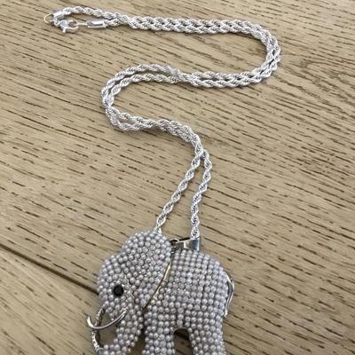 Beautiful super cute pearl elephant pendant, very nice silver tone, chain necklace