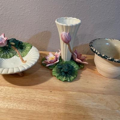 Fitz & Floyd frogs and pottery bowl