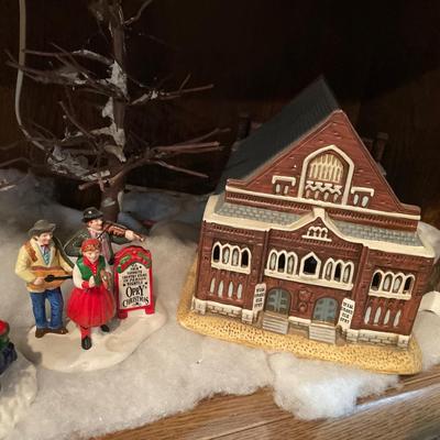 Snowy Pines Inn with Opry Christmas and house