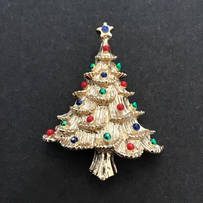 Sale Photo Thumbnail #137: Vintage Christmas tree lapel pin by gerry
