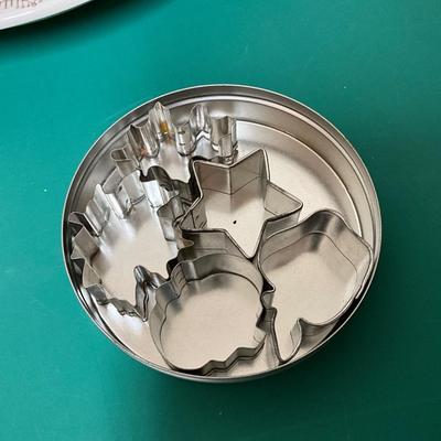 2 apple pie dishes, Anchor Hocking glass pie plate, Pie cutting tools, biscuit cutting tools