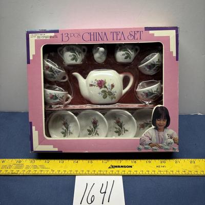 13 Pc China Tea Set