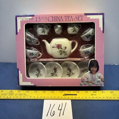 13 Pc China Tea Set