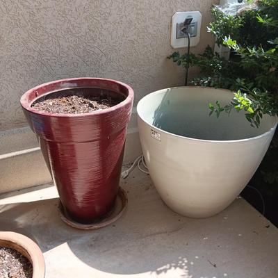 LARGER PLASTIC FLOWER POTS