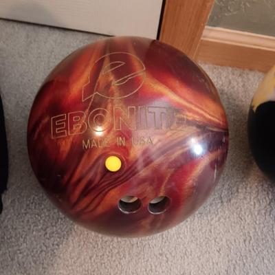 4 BOWLING BALLS AND A BALL BAG