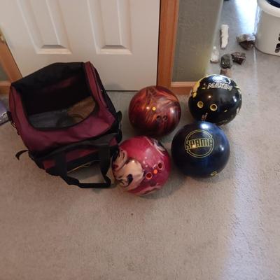 4 BOWLING BALLS AND A BALL BAG