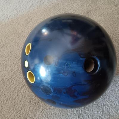 4 BOWLING BALLS AND A BALL BAG