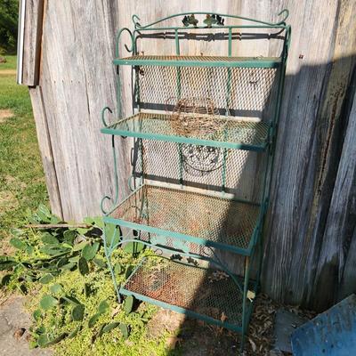 Metal Baker Rack with wire Basket