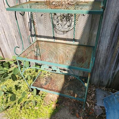 Metal Baker Rack with wire Basket
