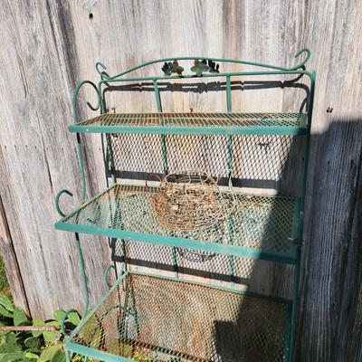 Metal Baker Rack with wire Basket
