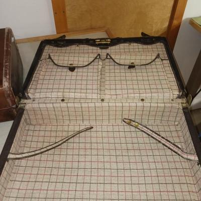 THREE VINTAGE SUITCASES