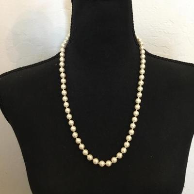 Vintage faux pearl necklace with barrel clasp