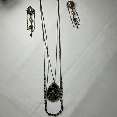 Vintage BronzeNecklace w/clip earrings. Pearl/Black beads