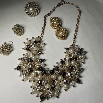 Chunky pearl/glass beaded NK w/clip earrings