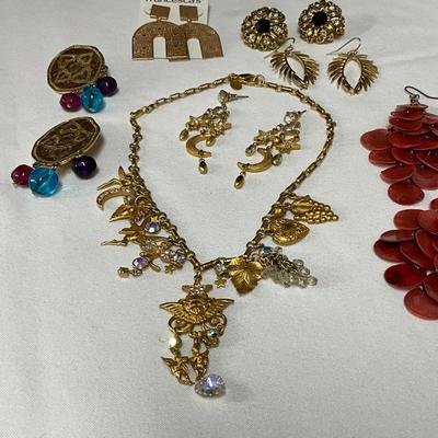 Gold grouping with PE/Clip Earrings