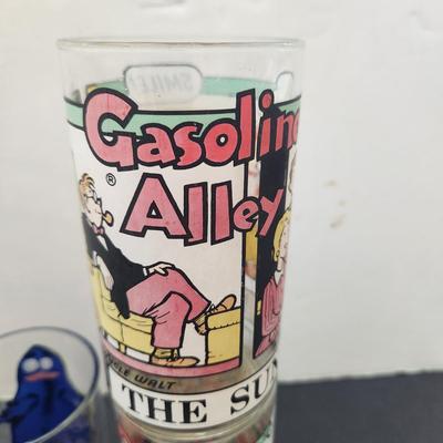 Lot of Vintage Collectable Glasses Peanuts Snoopy Archie Comic, McDonald's, Gasoline Alley