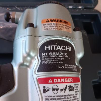HITACHI 2 1/2" FINISH AIR NAILER IN CASE