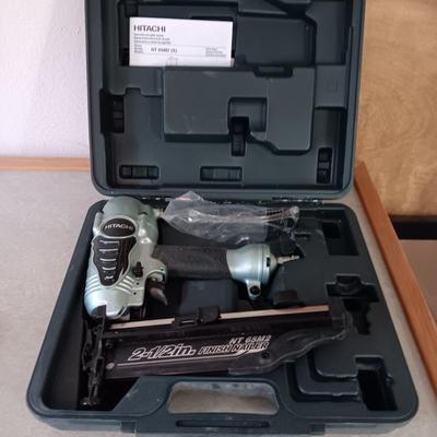 HITACHI 2 1/2" FINISH AIR NAILER IN CASE